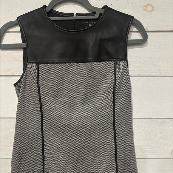 Theory Modern Seamed Shell
Leather Detailing Black and Gray in size 0 - Picture 4 of 14